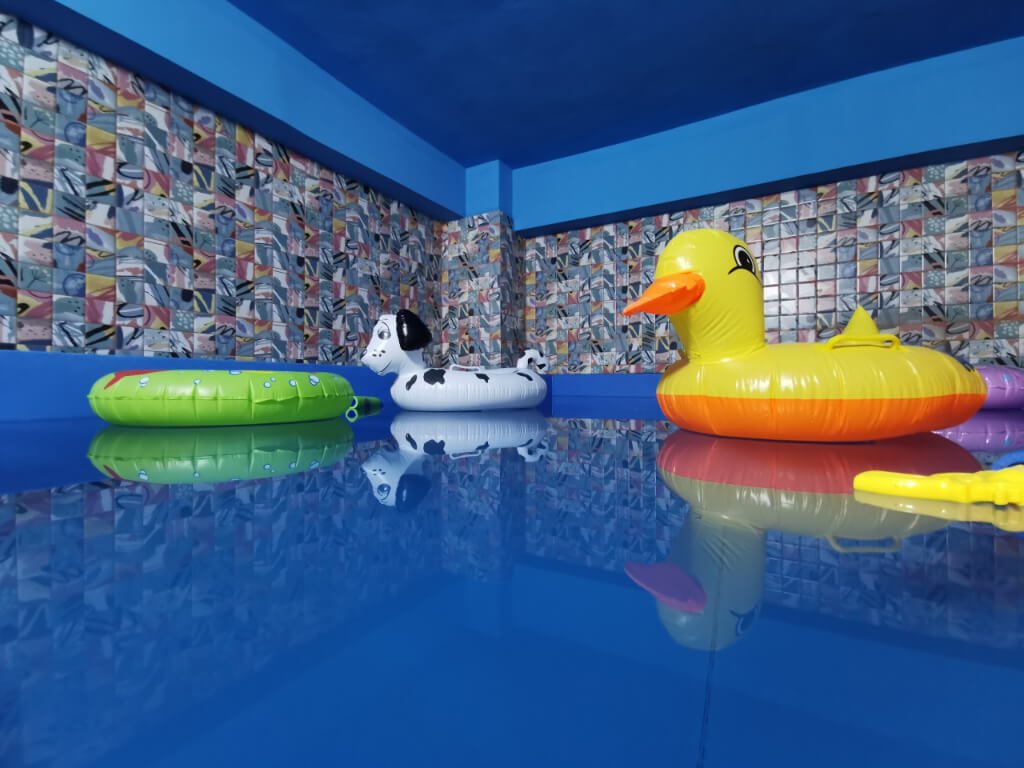 Copii în piscina încălzită PAO Kids București