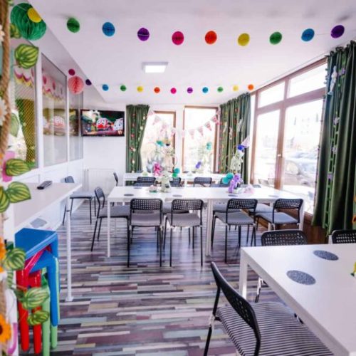 pao-kids-interior-sala-mese-768x512-1